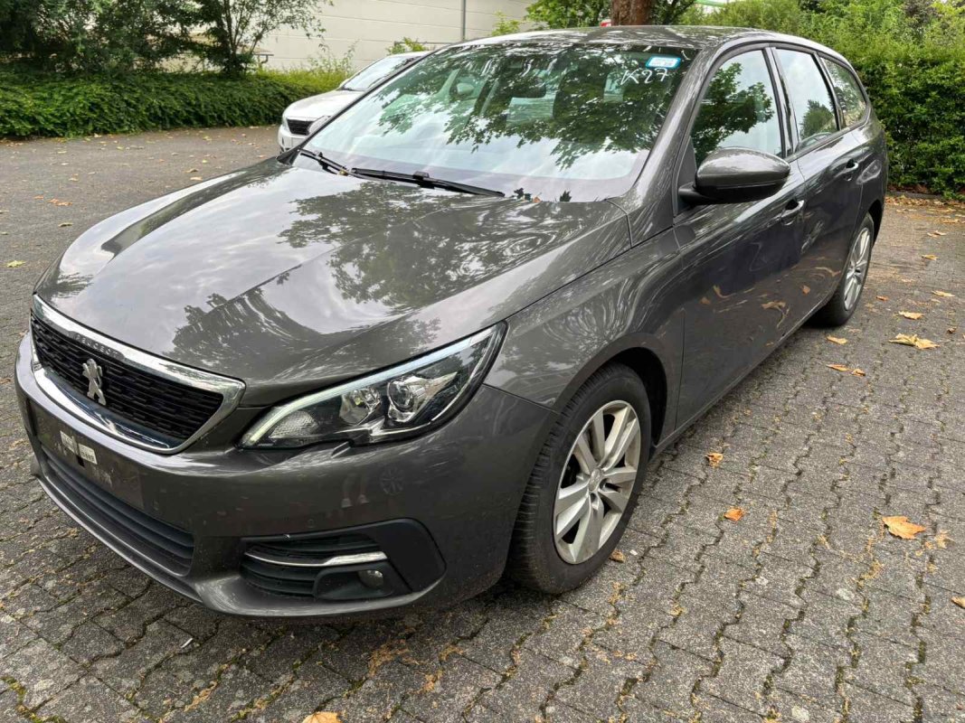 Automobil