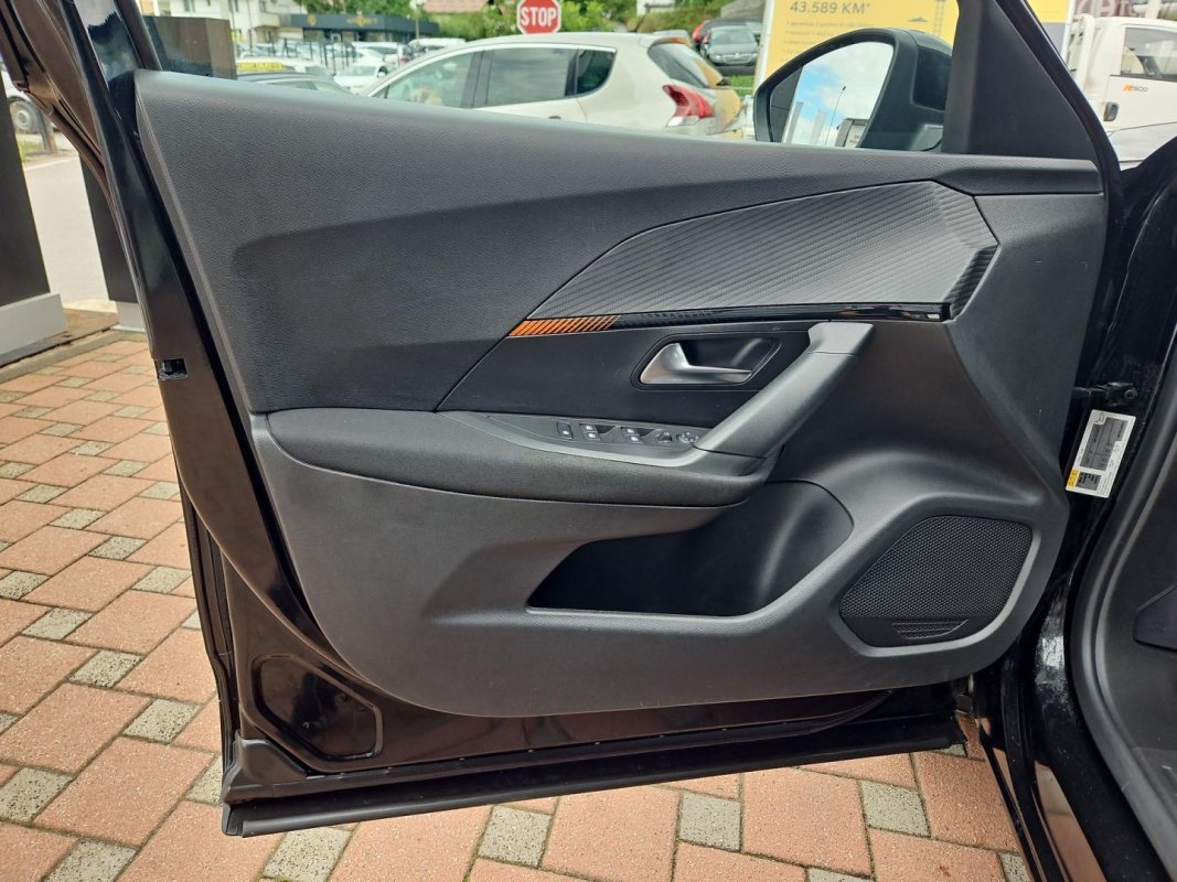 Automobil