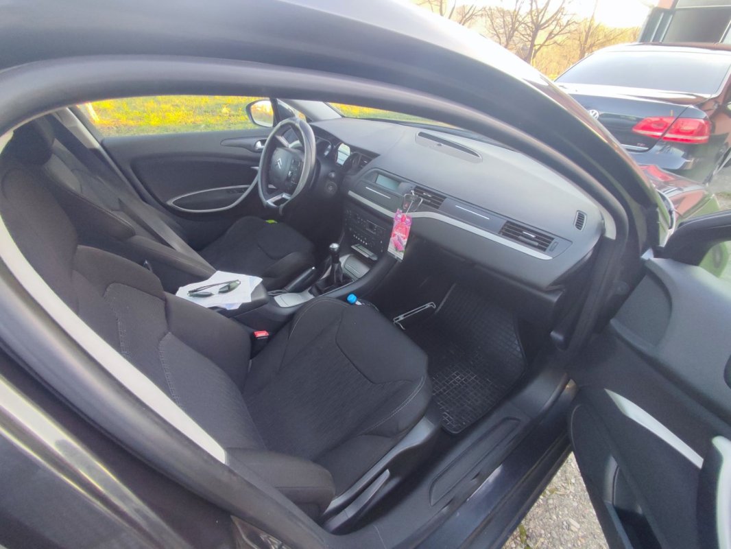 Automobil