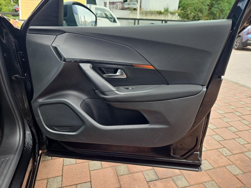 Automobil