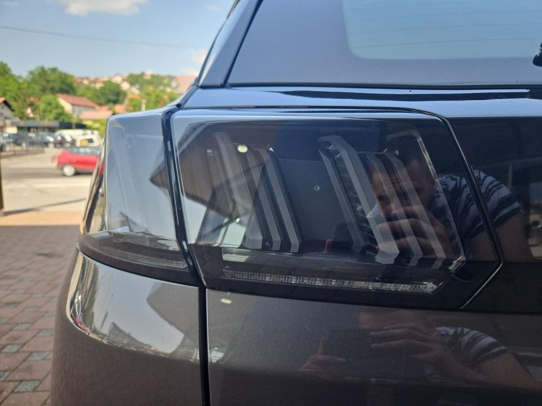 Automobil