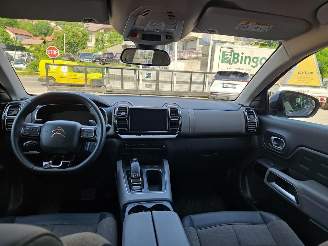 Automobil
