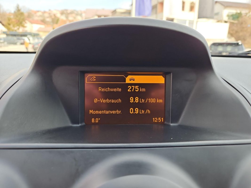 Automobil