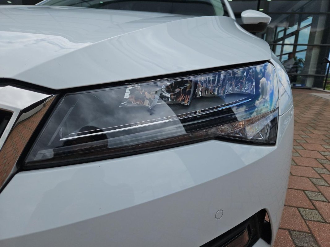 Automobil