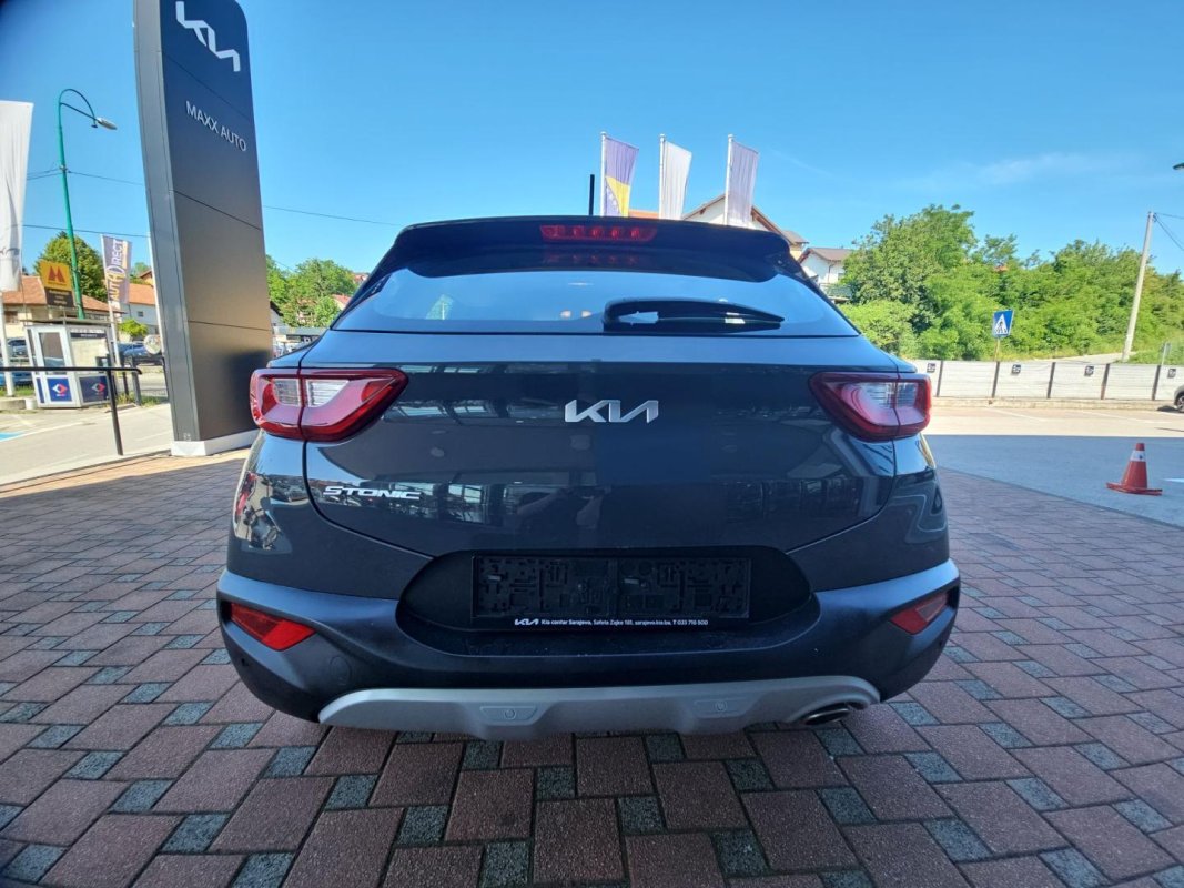Automobil
