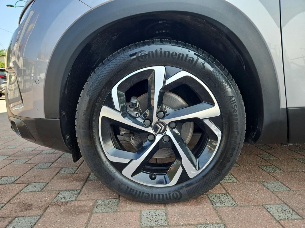 Automobil