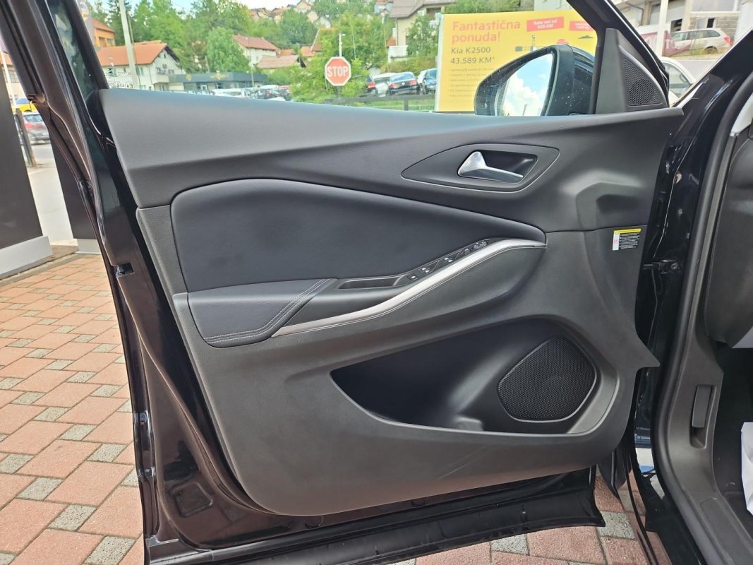 Automobil