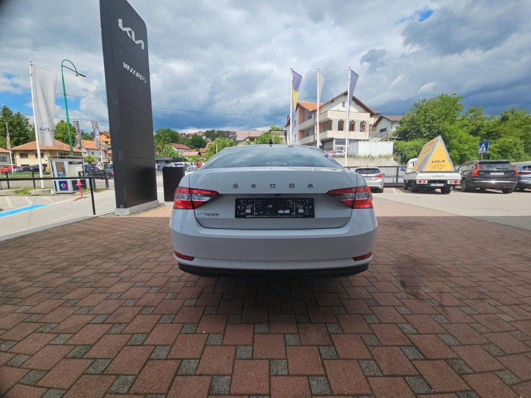 Automobil