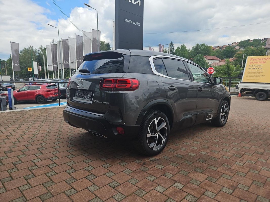 Automobil