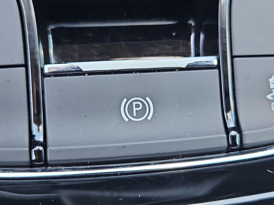 Automobil