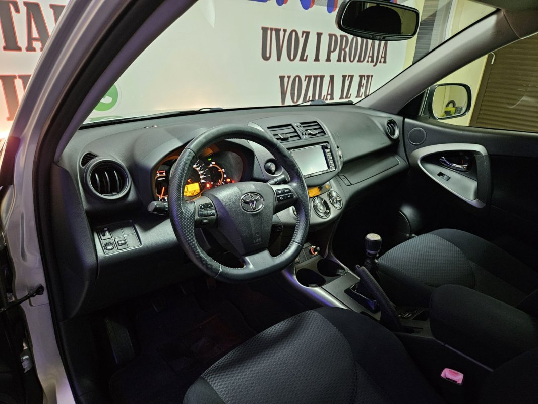 Automobil