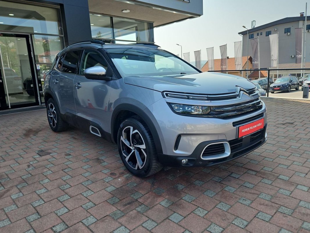 Automobil