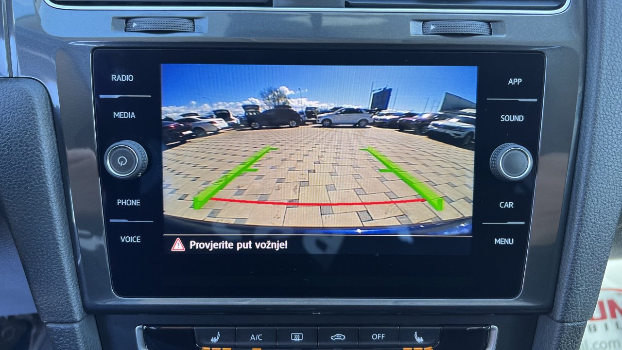 Automobil