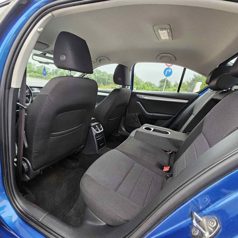 Automobil