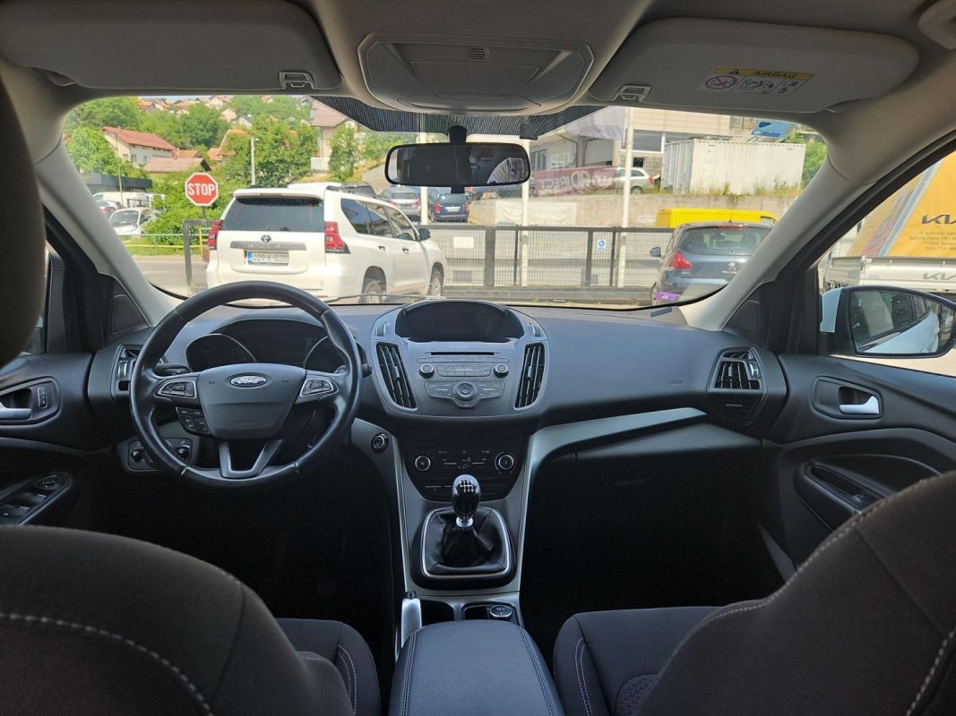 Automobil