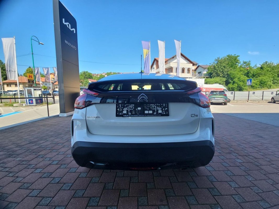 Automobil