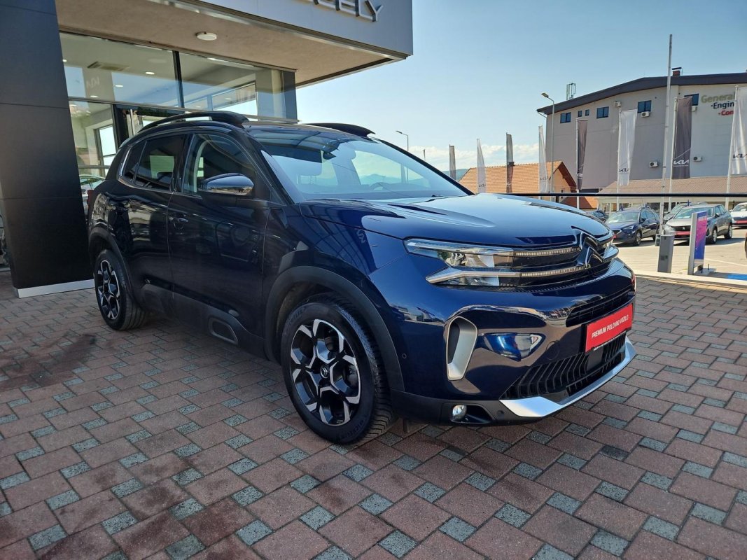 Automobil