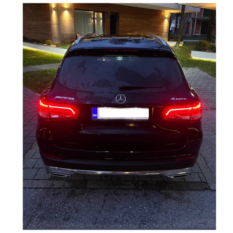 Automobil