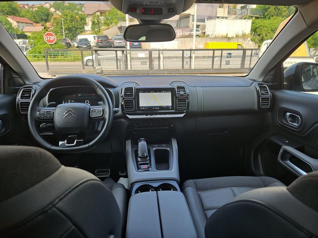 Automobil