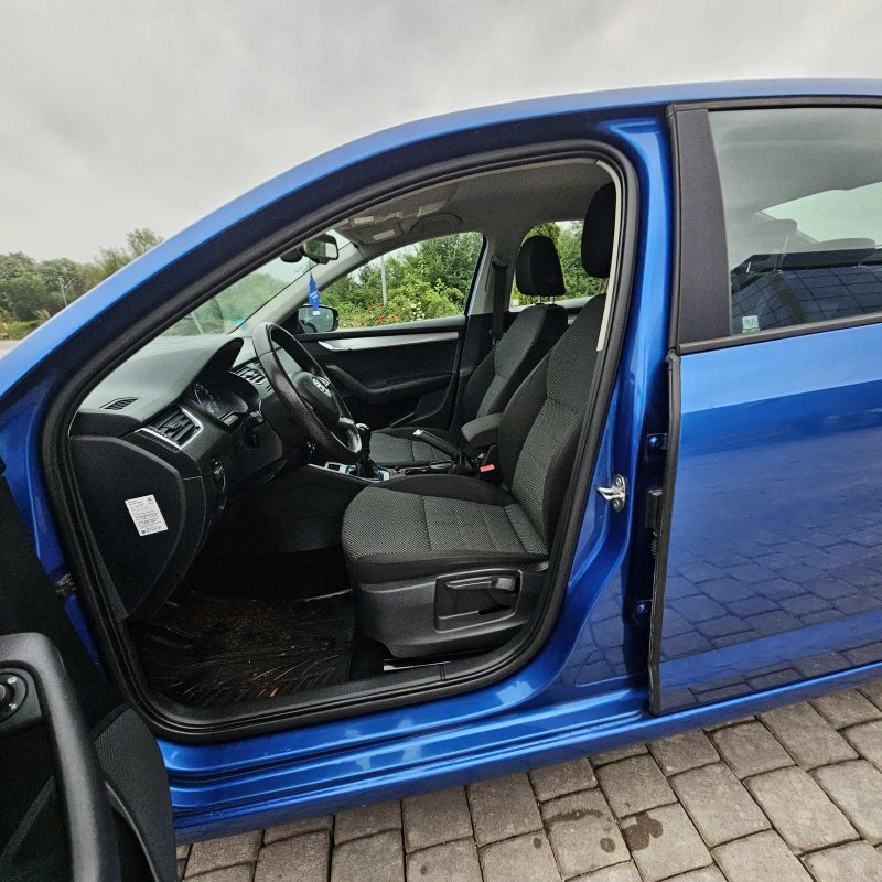 Automobil