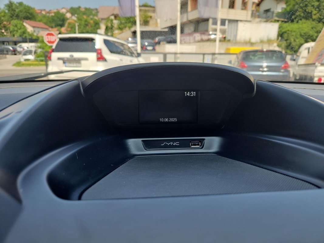Automobil