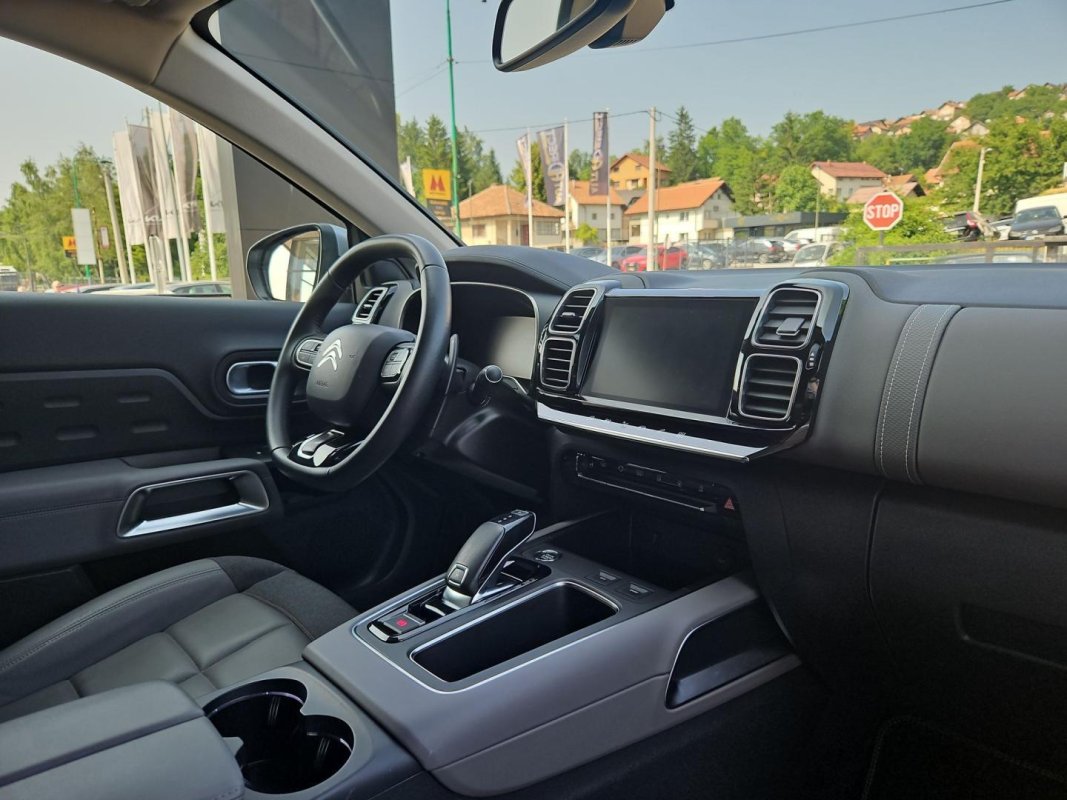 Automobil