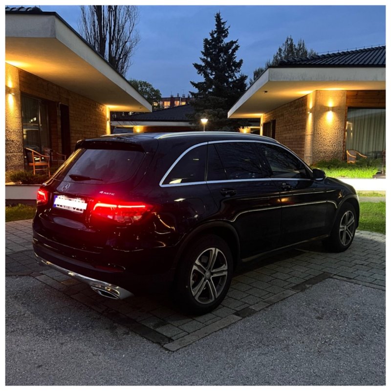 Automobil