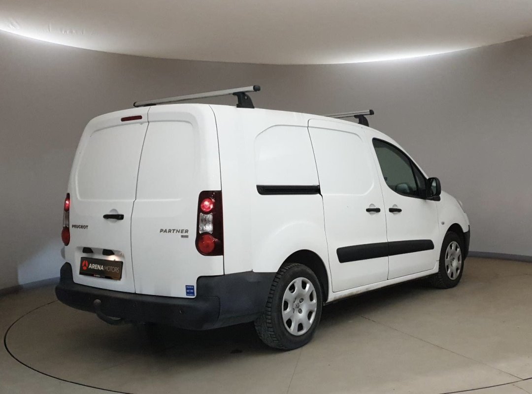 Automobil