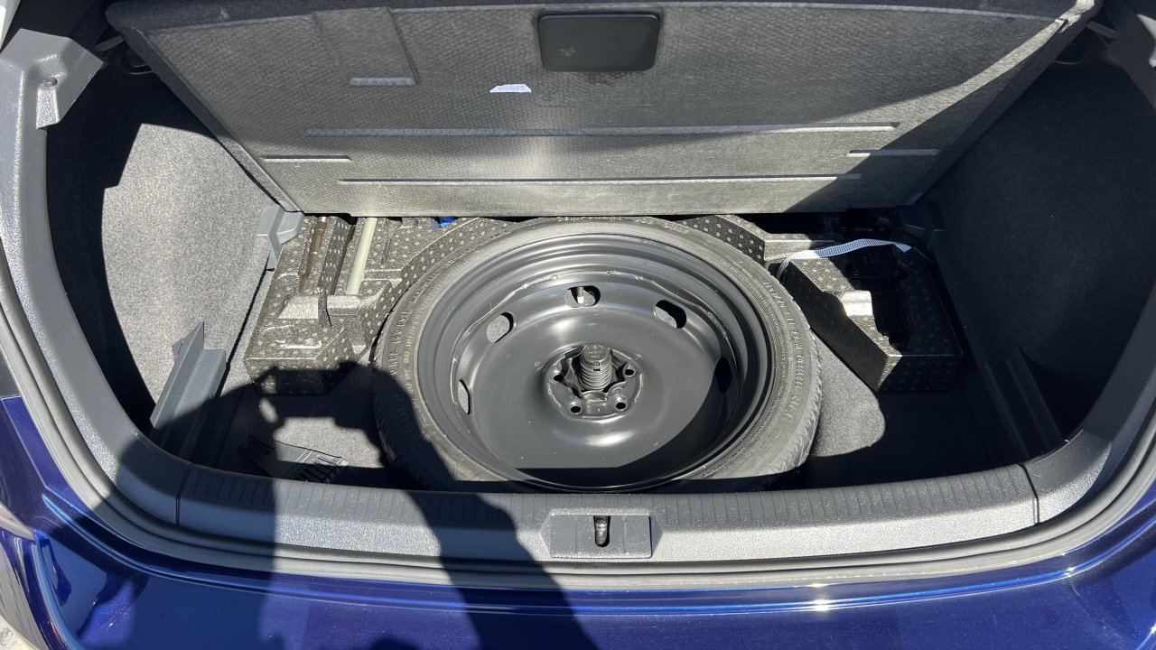 Automobil