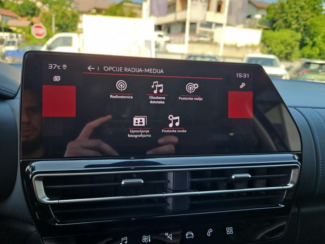 Automobil