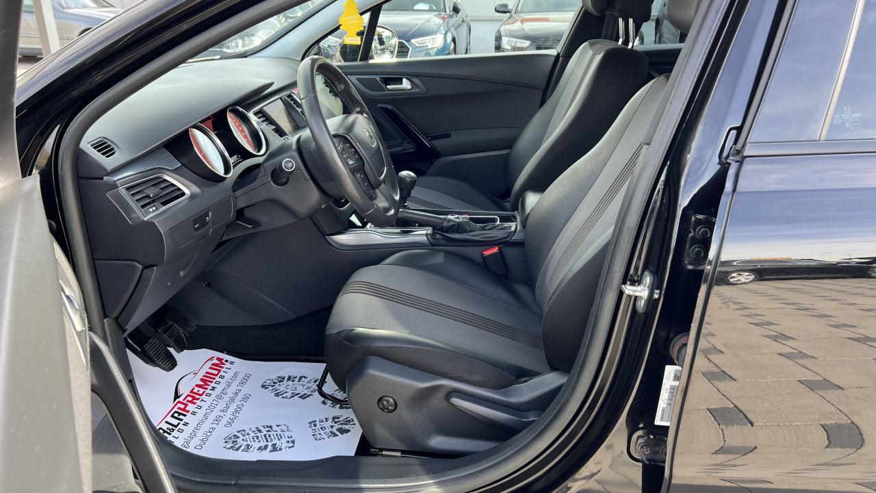 Automobil